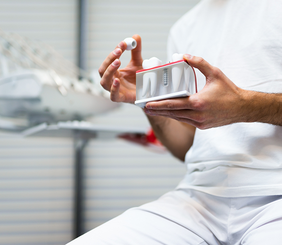 Holding model of dental implant and crown